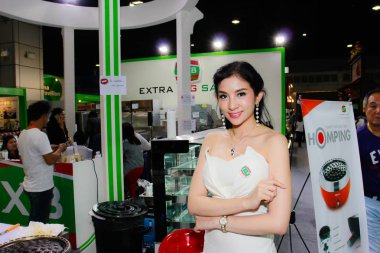 Bangkok, Tayland - 03 Haziran 2017: Kimliği belirsiz kadın sunucu poz Thaifex - Bangkok, Tayland Gıda Asya 2017 03 Haziran 2017 dünyası.