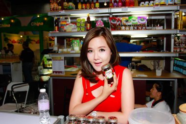 Bangkok, Tayland - 03 Haziran 2017: Kimliği belirsiz kadın sunucu poz Thaifex - Bangkok, Tayland Gıda Asya 2017 03 Haziran 2017 dünyası.