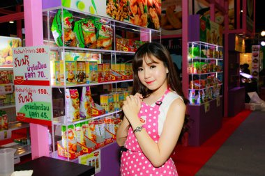 Bangkok, Tayland - 03 Haziran 2017: Kimliği belirsiz kadın sunucu poz Thaifex - Bangkok, Tayland Gıda Asya 2017 03 Haziran 2017 dünyası.