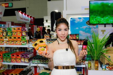 Bangkok, Tayland - 03 Haziran 2017: Kimliği belirsiz kadın sunucu poz Thaifex - Bangkok, Tayland Gıda Asya 2017 03 Haziran 2017 dünyası.