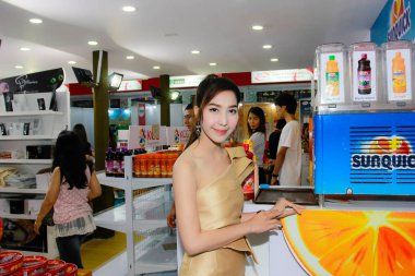 Bangkok, Tayland - 03 Haziran 2017: Kimliği belirsiz kadın sunucu poz Thaifex - Bangkok, Tayland Gıda Asya 2017 03 Haziran 2017 dünyası.