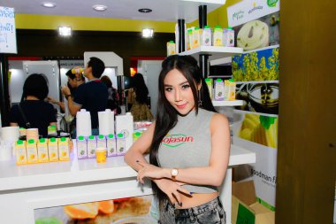 Bangkok, Tayland - 03 Haziran 2017: Kimliği belirsiz kadın sunucu poz Thaifex - Bangkok, Tayland Gıda Asya 2017 03 Haziran 2017 dünyası.