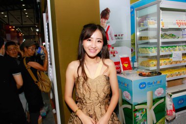 Bangkok, Tayland - 03 Haziran 2017: Kimliği belirsiz kadın sunucu poz Thaifex - Bangkok, Tayland Gıda Asya 2017 03 Haziran 2017 dünyası.