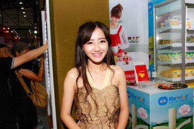 Bangkok, Tayland - 03 Haziran 2017: Kimliği belirsiz kadın sunucu poz Thaifex - Bangkok, Tayland Gıda Asya 2017 03 Haziran 2017 dünyası.