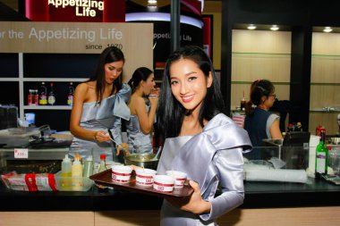 Bangkok, Tayland - 03 Haziran 2017: Kimliği belirsiz kadın sunucu poz Thaifex - Bangkok, Tayland Gıda Asya 2017 03 Haziran 2017 dünyası.