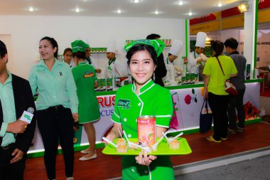 Bangkok, Tayland - 03 Haziran 2017: Kimliği belirsiz kadın sunucu poz Thaifex - Bangkok, Tayland Gıda Asya 2017 03 Haziran 2017 dünyası.