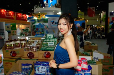 Bangkok, Tayland - 03 Haziran 2017: Kimliği belirsiz kadın sunucu poz Thaifex - Bangkok, Tayland Gıda Asya 2017 03 Haziran 2017 dünyası.