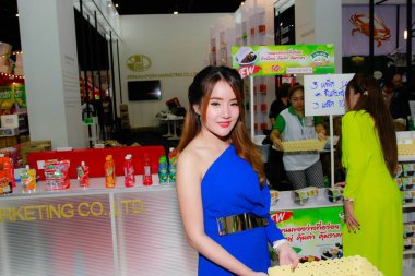 Bangkok, Tayland - 03 Haziran 2017: Kimliği belirsiz kadın sunucu poz Thaifex - Bangkok, Tayland Gıda Asya 2017 03 Haziran 2017 dünyası.