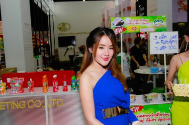 Bangkok, Tayland - 03 Haziran 2017: Kimliği belirsiz kadın sunucu poz Thaifex - Bangkok, Tayland Gıda Asya 2017 03 Haziran 2017 dünyası.