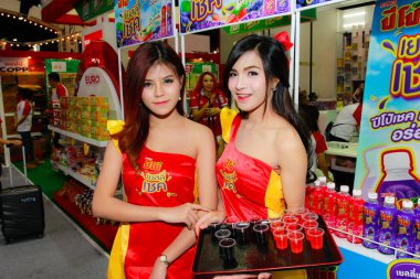 Bangkok, Tayland - 03 Haziran 2017: Kimliği belirsiz kadın sunucu poz Thaifex - Bangkok, Tayland Gıda Asya 2017 03 Haziran 2017 dünyası.