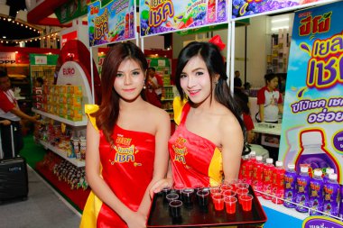 Bangkok, Tayland - 03 Haziran 2017: Kimliği belirsiz kadın sunucu poz Thaifex - Bangkok, Tayland Gıda Asya 2017 03 Haziran 2017 dünyası.