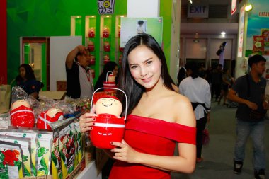 Bangkok, Tayland - 03 Haziran 2017: Kimliği belirsiz kadın sunucu poz Thaifex - Bangkok, Tayland Gıda Asya 2017 03 Haziran 2017 dünyası.