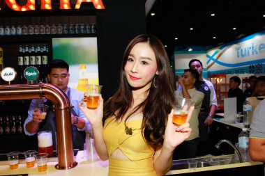 Bangkok, Tayland - 03 Haziran 2017: Kimliği belirsiz kadın sunucu poz Thaifex - Bangkok, Tayland Gıda Asya 2017 03 Haziran 2017 dünyası.