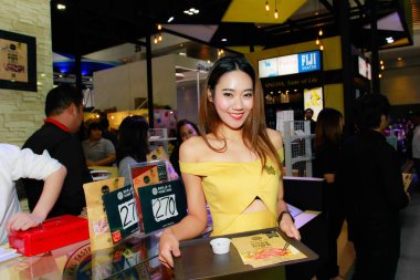 Bangkok, Tayland - 03 Haziran 2017: Kimliği belirsiz kadın sunucu poz Thaifex - Bangkok, Tayland Gıda Asya 2017 03 Haziran 2017 dünyası.
