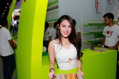 Bangkok, Tayland - 03 Haziran 2017: Kimliği belirsiz kadın sunucu poz Thaifex - Bangkok, Tayland Gıda Asya 2017 03 Haziran 2017 dünyası.