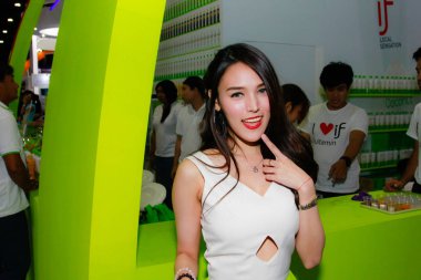 Bangkok, Tayland - 03 Haziran 2017: Kimliği belirsiz kadın sunucu poz Thaifex - Bangkok, Tayland Gıda Asya 2017 03 Haziran 2017 dünyası.