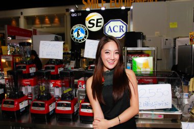 Bangkok, Tayland - 03 Haziran 2017: Kimliği belirsiz kadın sunucu poz Thaifex - Bangkok, Tayland Gıda Asya 2017 03 Haziran 2017 dünyası.