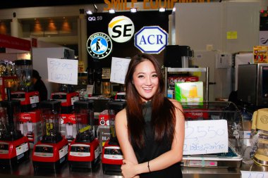 Bangkok, Tayland - 03 Haziran 2017: Kimliği belirsiz kadın sunucu poz Thaifex - Bangkok, Tayland Gıda Asya 2017 03 Haziran 2017 dünyası.