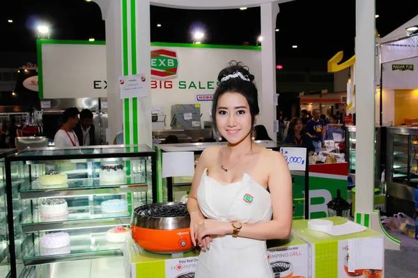バンコク タイ王国 2017 正体不明の女性司会者ポーズ Thaifex 食品アジア 2017 2017 日にタイ バンコクの世界で — ストック写真