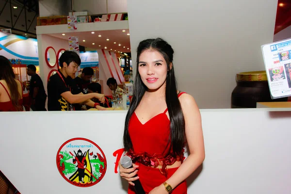 Bangkok Tajlandia Czerwca 2017 Niezidentyfikowana Kobieta Prezenter Stanowią Thaifex Świat — Zdjęcie stockowe