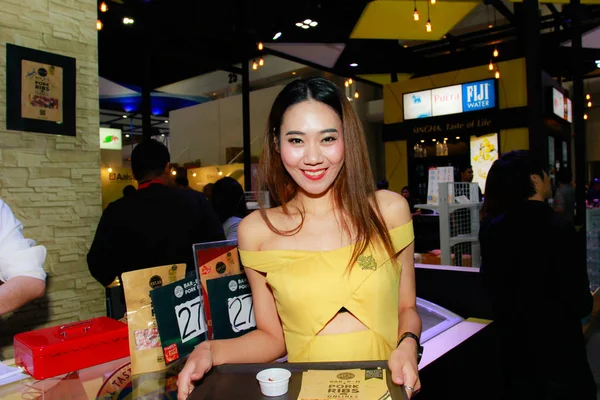 Bangkok Tailandia Junio 2017 Mujeres Presentadoras Identificadas Posan Thaifex World —  Fotos de Stock
