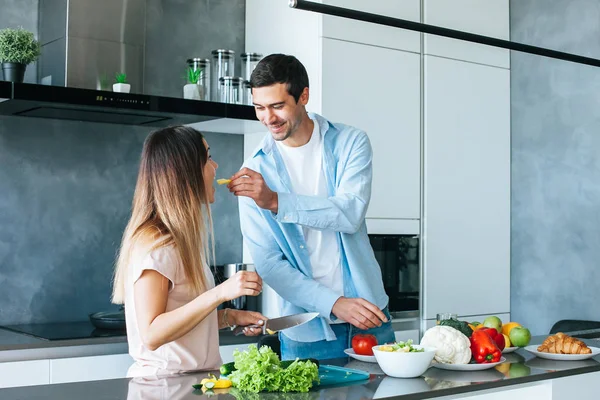 Young Couple Cooking Vegetarian Breakfast Morning Bright Kitchen — Stock Photo, Image