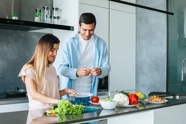 Young Couple Cooking Vegetarian Breakfast Morning Bright Kitchen — Stock Photo, Image