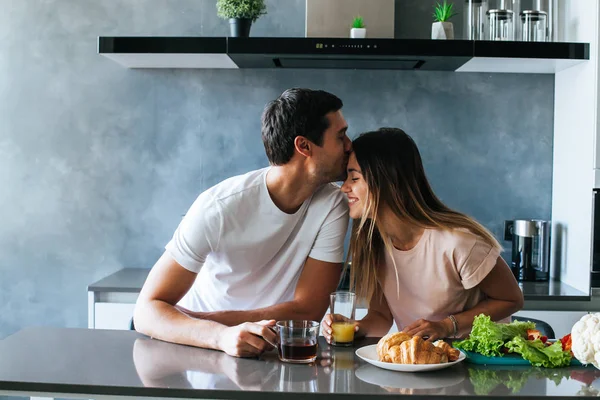 Photo Young Couple Starting Day Together Coffee Kitchen — Stock Photo, Image