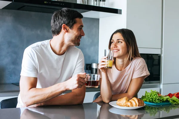 Photo Young Couple Starting Day Together Coffee Kitchen — Stock Photo, Image