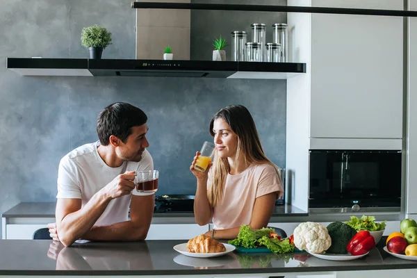 Photo Young Couple Starting Day Together Coffee Kitchen — Stock Photo, Image