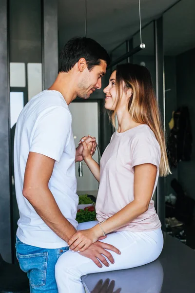 Pareja Feliz Amor Comunica Riendo Por Mañana Cocina — Foto de Stock