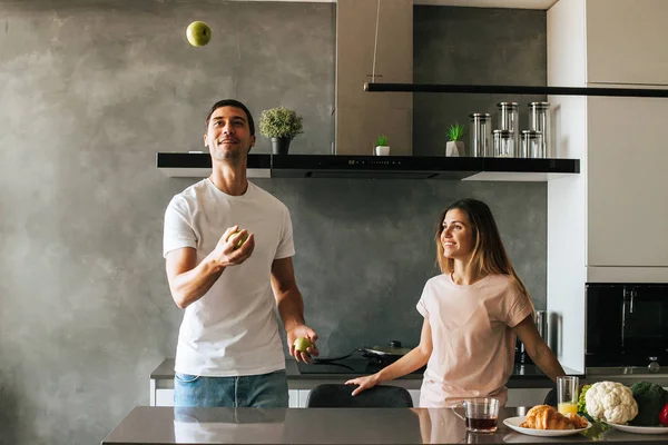 Young Couple Cooking Vegetarian Breakfast Morning Bright Kitchen — Stock Photo, Image