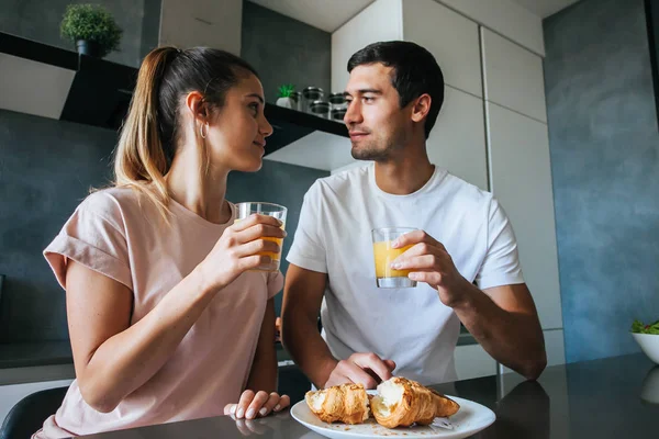 Photo Young Couple Starting Day Together Coffee Kitchen — Stock Photo, Image