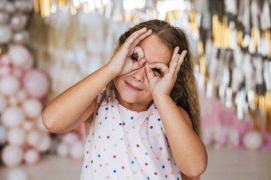 Noel partisinde eğlenen küçük bir kızın portresi.