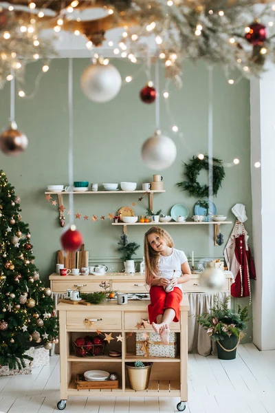 Милая Маленькая Девочка Рождественским Подарком Дома — стоковое фото