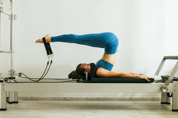 Mulher Realizando Exercícios Pilates Usando Uma Tabela Cadillac Trapeze — Fotografia de Stock