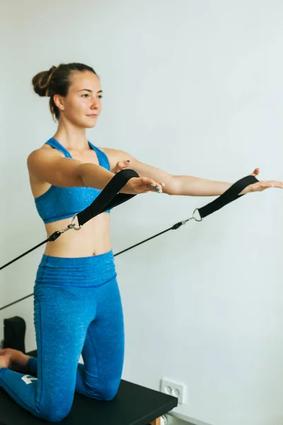 Bir Cadillac Veya Trapeze Masa Kullanarak Pilates Egzersiz Yapan Kadın — Stok fotoğraf