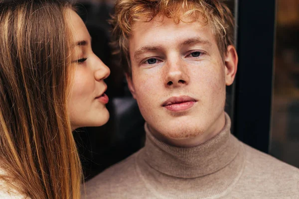 Retrato Cerca Una Joven Pareja Enamorada — Foto de Stock