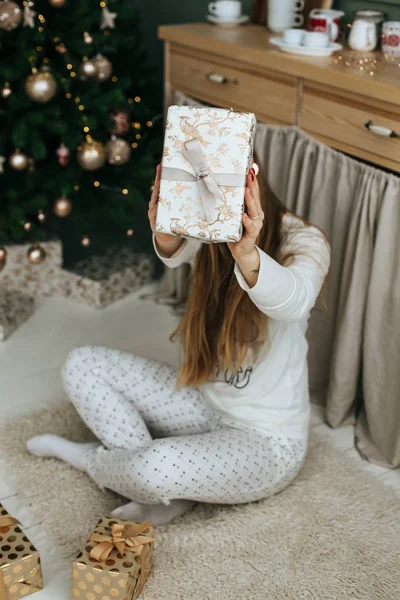 Молодая Женщина Украшает Подарки Оберточной Бумагой Перед Рождеством Дома — стоковое фото