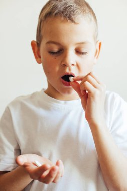 El ele tutuşma hapları. Haplı çocuk eli