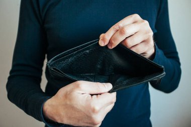 Erkeklerin elleri boş bir cüzdan tutuyor. Dünya ekonomik krizi
