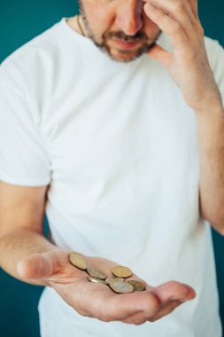 Avro paralarını el ele tutuşup saymaya başlayın..