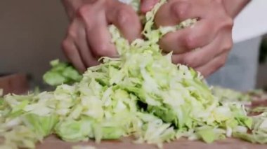 Salata yapmak ya da lahana tuzlamak için taze organik lahana dilimler. Vejetaryen gıda konsepti.
