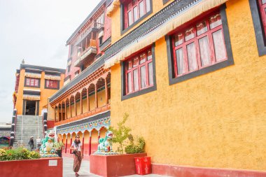 Thiksey, Ladakh, Hindistan- Tarih:30 Temmuz, 2019- Orange Ladakh Thiksey Manastırı'nda Ana Gompa bina boyalı