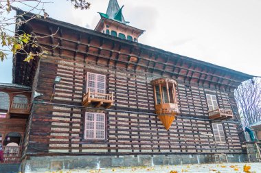 Srinagar, Kashmir, Hindistan: Tarih: 20 Nisan 2020: Srinagar Kaşmir 'de ünlü bir türbeye giriş