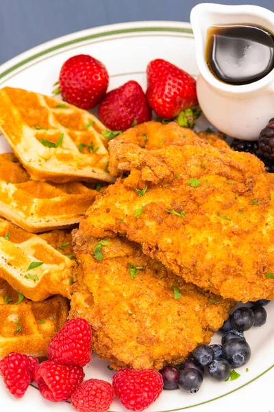 Chicken and Waffles — Stock Photo, Image