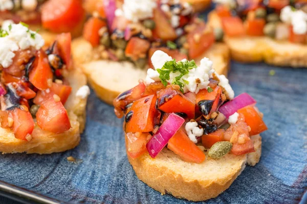 Bruschetta บนขนมปังปิ้ง — ภาพถ่ายสต็อก