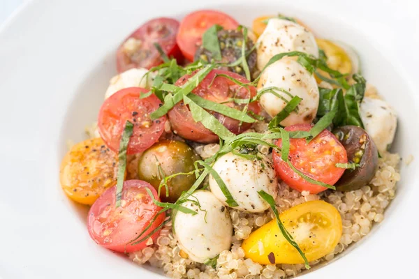 Caprese Quinoa salade — Stockfoto