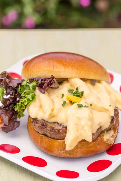 Mac och ost Burger Stockfoto