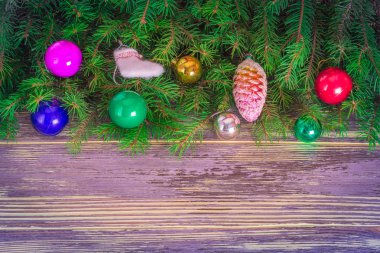 köknar ahşap bir masa dallarda.